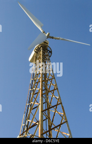 Wind turbine contre le ciel bleu Banque D'Images