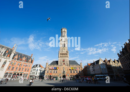 13e siècle, beffroi Belfort au Market Square, vieille ville, site du patrimoine mondial de l'UNESCO, Bruges, Flandre, Belgique, Europe Banque D'Images