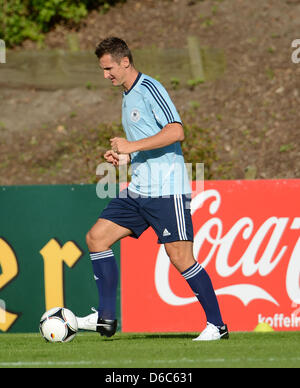 Le joueur de soccer national Allemand Miroslav Klose prend part à une session de formation de l'équipe nationale de football allemande à Barsinghausen, Allemagne, 04 septembre 2012. L'équipe de la DFB se prépare actuellement à l'international mathc contre les îles Féroé à l'AWD-Arena de Hanovre om 07 septembre 2012. Photo : PETER STEFFEN Banque D'Images