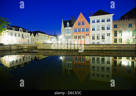 Reflet des maisons dans un canal illuminé la nuit, vieille ville, site du patrimoine mondial de l'UNESCO, Bruges, Flandre, Belgique, Europe Banque D'Images