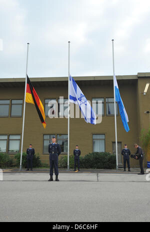 L'ensemble des soldats israéliens, allemands et bavarois drapeau en berne pendant la commémoration des victimes de l'olympique de Munich 1972 coups à la base aérienne Fuerstenfeldbruck, Allemagne, 05 septembre 2012. Le 05 septembre 1972, des hommes armés ont fait irruption dans l'appartement de l'équipe israélienne au village olympique, tuant immédiatement deux des athlètes et prendre neuf autres en otage pour exiger la rele Banque D'Images
