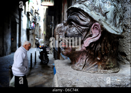 Sur le buste Pulcinella Via dei Tribunali, Naples, Naples, Italie. Banque D'Images