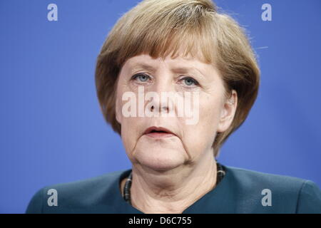 Allemagne, Berlin. 16 avril, 2013. La chancelière allemande Angela Merkel reçoit le premier ministre du Qatar, Cheikh Hamad Al-Thani. Les sujets étaient des relations bilatérales, les questions économiques et les derniers développements dans la région, en particulier en Syrie à l'ordre du jour. Angela Merkel (CDU), Chancelier allemand, sur la photo à côté de premier ministre Al-Thani du Qatar lors d'une conférence de presse à Berlin. Credit : Reynaldo Chaib Paganelli/Alamy Live News Banque D'Images