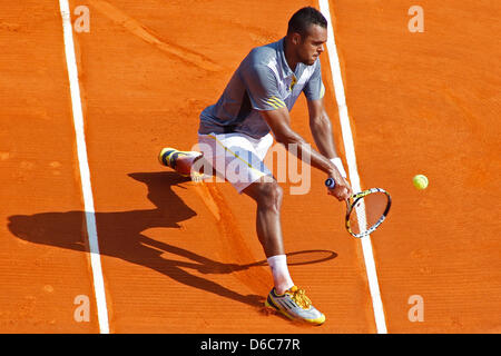 MONTE CARLO, MONACO - 16 avril : Open de Paris-bercy de France en action pendant la deuxième tour avec Nikolay Davydenko de Russie (pas sur la photo) le deuxième jour de l'ATP Masters de Monte Carlo, du Monte-Carlo Sporting Club le 16 avril 2013 à Monte-Carlo, Monaco. (Photo de Mitchell Gunn/ESPA) Banque D'Images