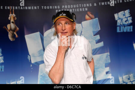 Comédien Otto Waalkes pose lors d'une conférence de presse sur l'arène-show 'glaciaire Live ! Une aventure Mammothy" à Hambourg, Allemagne, 05 septembre 2012. Waalkes sera la voix de Sid, tout comme dans la version allemande de la J'Ce-Age les films. Le spectacle sera tout 14 villes allemandes entre novembre 2012 et mars 2013. Photo : CHRISTIAN CHARISIUS Banque D'Images