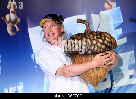 Comédien Otto Waalkes pose lors d'une conférence de presse sur l'arène-show 'glaciaire Live ! Une aventure Mammothy" à Hambourg, Allemagne, 05 septembre 2012. Waalkes sera la voix de Sid, tout comme dans la version allemande de la J'Ce-Age les films. Le spectacle sera tout 14 villes allemandes entre novembre 2012 et mars 2013. Photo : CHRISTIAN CHARISIUS Banque D'Images