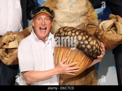 Comédien Otto Waalkes pose lors d'une conférence de presse sur l'arène-show 'glaciaire Live ! Une aventure Mammothy" à Hambourg, Allemagne, 05 septembre 2012. Waalkes sera la voix de Sid, tout comme dans la version allemande de la J'Ce-Age les films. Le spectacle sera tout 14 villes allemandes entre novembre 2012 et mars 2013. Photo : CHRISTIAN CHARISIUS Banque D'Images