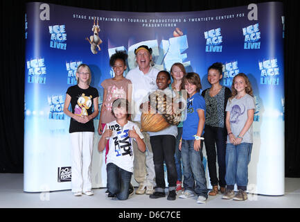 Comédien Otto Waalkes pose avec les enfants d'une agence de casting lors d'une conférence de presse sur l'arène-show 'glaciaire Live ! Une aventure Mammothy" à Hambourg, Allemagne, 05 septembre 2012. Waalkes sera la voix de Sid, tout comme dans la version allemande de la J'Ce-Age les films. Le spectacle sera tout 14 villes allemandes entre novembre 2012 et mars 2013. Photo : CHRISTIAN CHARISIUS Banque D'Images