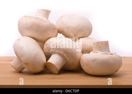 Les champignons frais on a chopping board Banque D'Images