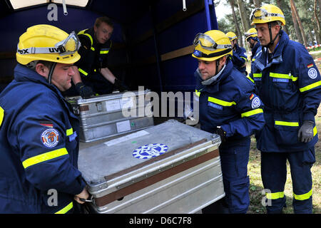 Les membres de la force de réaction rapide 'Récupération' (Abroead SEEBA) de l'Agence allemande de secours Technique Fédéral (THW) boîtes de décharge pendant un tremblement de forer à Wesel, Allemagne, 05 septembre 2012. SEEBA pratiqué sous les yeux des représentants de l'ONU afin d'être reconnu comme soi-disant 'Lourd' pour l'équipe d'intervention rapide après les missions humanitaires des tremblements de terre. Photo : Marius Becker Banque D'Images