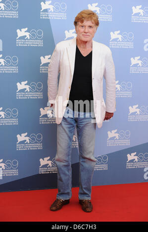 L'acteur et réalisateur américain Robert Redford assiste à la photocall du film 'La compagnie que vous gardez pendant le 69ème Festival du Film de Venise à Venise, Italie, 06 septembre 2012. Photo : Jens Kalaene dpa Banque D'Images