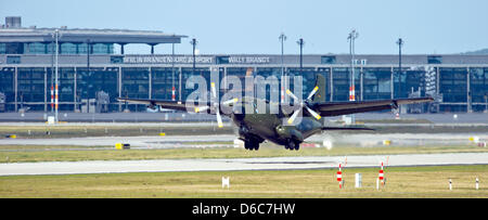 Un Transall de l'Armée de l'air allemande commence à partir de la nouvelle piste de l'aéroport Berlin Brandenburg Willy Brandt (BER) en préparation de la salon aéronautique ILA de Schönefeld, Allemagne, 06 septembre 2012. Le nouveau terminal de l'aéroport peut être vu dans l'arrière-plan. Les avions Transall avaient peu auparavant le premier avion à atterrir sur la nouvelle piste. ILA prendra plac Banque D'Images