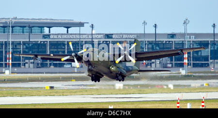 Un Transall de l'Armée de l'air allemande commence à partir de la nouvelle piste de l'aéroport Berlin Brandenburg Willy Brandt (BER) en préparation de la salon aéronautique ILA de Schönefeld, Allemagne, 06 septembre 2012. Le nouveau terminal de l'aéroport peut être vu dans l'arrière-plan. Les avions Transall avaient peu auparavant le premier avion à atterrir sur la nouvelle piste. ILA prendra plac Banque D'Images