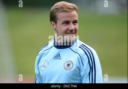 Le joueur de soccer national allemand Mario Goetze sourit lors d'une session de pratique de l'équipe nationale de football allemande à Barsinghausen, Allemagne, 06 septembre 2012. L'équipe de football est en train de préparer pour le match international contre les îles Féroé à l'AWD-Arena à Hanovre le 07 septembre 2012. Photo : PETER STEFFEN Banque D'Images