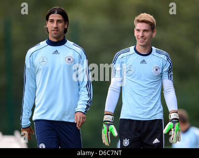 Le joueur de soccer national allemand Sami Khedira (L) et gardien Ron-Robert Zieler prendre part à une séance d'essai de l'équipe nationale de football allemande à Barsinghausen, Allemagne, 06 septembre 2012. L'équipe de football est en train de préparer pour le match international contre les îles Féroé à l'AWD-Arena à Hanovre le 07 septembre 2012. Photo : PETER STEFFEN Banque D'Images