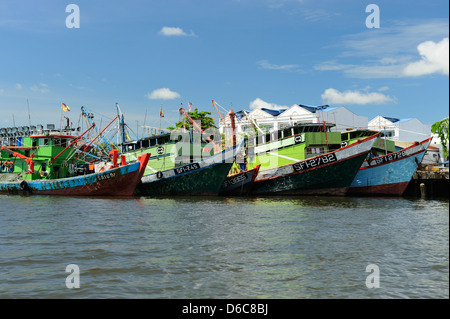 Bateaux de pêche colorés sur la rivière Sungai Sarawak à Kuching, Sarawak, Bornéo Banque D'Images