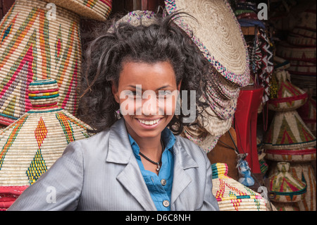 Jeune femme dans un panier boutique, scène de rue du marché, Mercato d'Addis Abeba, Ethiopie Banque D'Images