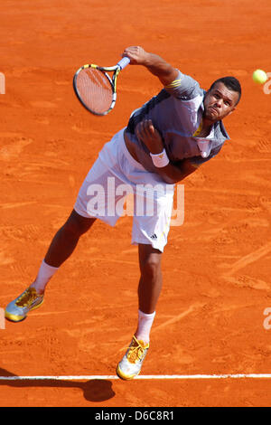 16 avril 2013 - Monte Carlo, Monaco - MONTE CARLO, MONACO - 16 avril : Open de Paris-bercy de France en action pendant la deuxième tour avec Nikolay Davydenko de Russie (pas sur la photo) le deuxième jour de l'ATP Masters de Monte Carlo, du Monte-Carlo Sporting Club le 16 avril 2013 à Monte-Carlo, Monaco. (Photo de Mitchell Gunn/ESPA) Banque D'Images