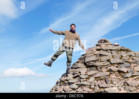 Dunkery Beacon ; David Chapman sur le cairn du Sommet ; Royaume-Uni ; d'Exmoor Banque D'Images