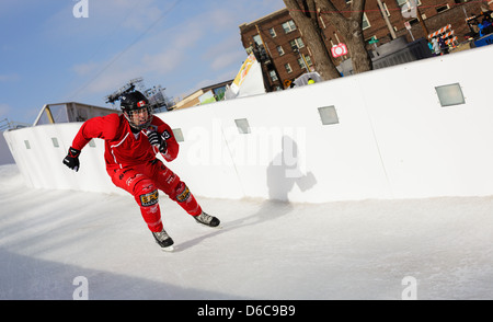 Patins d'un concurrent dans le Red Bull Crashed Ice international compétition pendant la fusillade et partie d'élimination. Banque D'Images