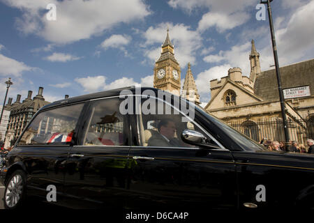 Londres, Royaume-Uni. 16 avril 2013. Drapés dans le drapeau de l'Union européenne, ex-Premier ministre britannique, la baronne Margaret Thatcher's coffin se déplace le long de la rue St Margaret's vers le Palais de Westminster à Londres pour la dernière fois. Son corps est en raison de passer la nuit sous le Parlement dans la chapelle de St Mary Undercroft après un service plus tard pour autour de 100 députés, les pairs et le personnel parlementaire et Downing Street. Demain, ses funérailles à la Cathédrale de St Paul, pourra accueillir 2 000 invités les invités VIP du monde entier. Lady Thatcher est morte d'un AVC à l'âge de 87 ans le 8 avril. Richard Baker/Alamy Banque D'Images