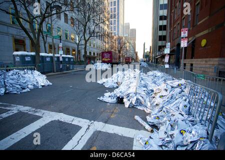 Boston, MA, USA. 16 avril, 2013. Boylston Street abandonnés près de la ligne d'arrivée du Marathon de Boston 2013 le jour après les explosions ont eu lieu. Credit : Shaun Ramsay/Alamy Live News Banque D'Images