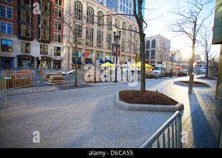 Boston, MA, USA. 16 avril, 2013. Boylston Street abandonnés près de la ligne d'arrivée du Marathon de Boston 2013 le jour après les explosions ont eu lieu. Credit : Shaun Ramsay/Alamy Live News Banque D'Images