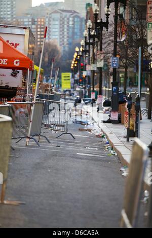 Boston, MA, USA. 16 avril, 2013. Boylston Street abandonnés près de la ligne d'arrivée du Marathon de Boston 2013 le jour après les explosions ont eu lieu. Credit : Shaun Ramsay/Alamy Live News Banque D'Images