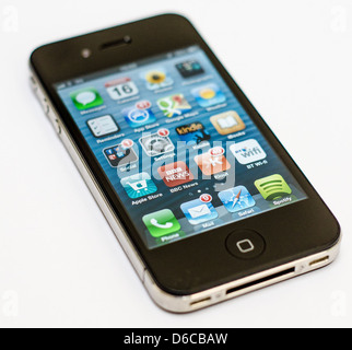 Apple iPhone sur fond blanc et l'écran d'accueil montrant une variété d'applications. Banque D'Images