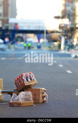 Boston, MA, USA. 16 avril, 2013. Boylston Street abandonnés près de la ligne d'arrivée du Marathon de Boston 2013 le jour après les explosions ont eu lieu. Credit : Shaun Ramsay/Alamy Live News Banque D'Images