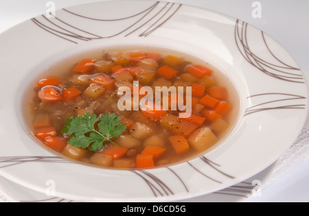 Une assiette de légumes bouillon écossais épais Banque D'Images