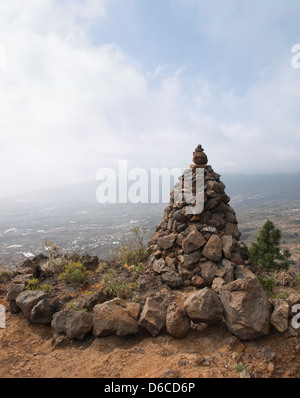 Cairn sur le bord d'une falaise au-dessus de Tenerife Araya Espagne sur la randonnée à pied à la mesa , panorama vue sur côte est Banque D'Images