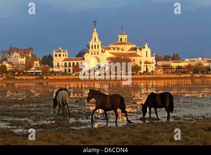 El Rocio village et hermitage, Parc National de Donana, Almonte, province de Huelva, Andalousie, Espagne Banque D'Images