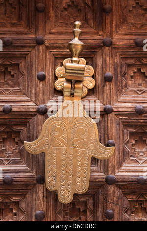 Et de décoration en forme de main complexes heurtoir, Marrakech, Maroc