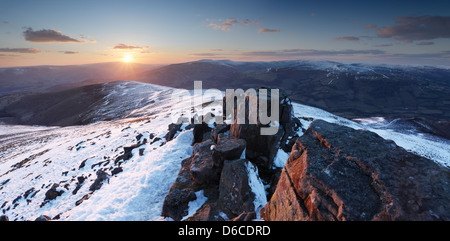 Coucher de soleil vu depuis le sommet du Pain de Sucre. Le Parc National des Brecon Beacons. Monmouthshire. Le Pays de Galles. UK. Banque D'Images