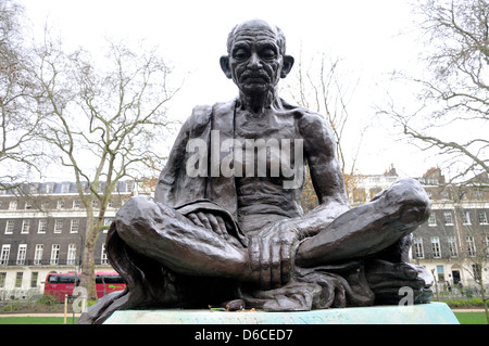 Londres, Angleterre, Royaume-Uni. Statue (1968) du Mahatma Gandhi (1869-1948) par Fredda brillant (1903-99) à Tavistock Square. Banque D'Images