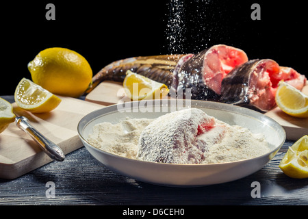 Carpe fraîche dans la farine avant la cuisson Banque D'Images