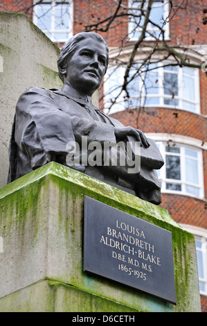 Londres, Angleterre, Royaume-Uni. Memorial (1927 par Arthur George Walker) à Dame Louisa Brandreth (première femme Aldrich-Blake sugeon) Banque D'Images