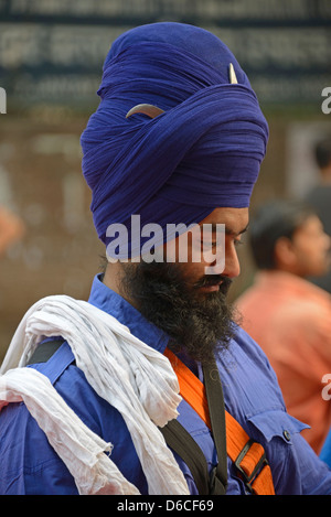 Un Sikh proteste lors d'un rassemblement politique à Tolstoy Road près de Connaught place à New Delhi, en Inde. Banque D'Images