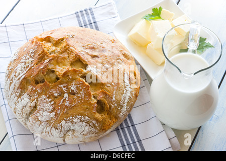 Un pain fraîchement cuit au four du pain maison avec Fromage et noix mûres Banque D'Images