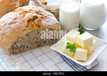 Un pain fraîchement cuit au four du pain maison avec Fromage et noix mûres Banque D'Images