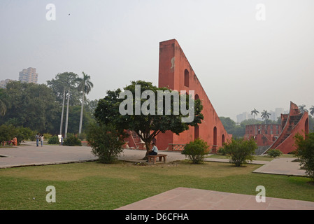 L'Observatoire Jantar Mantar, âgé de 300 ans, à New Delhi, en Inde. Banque D'Images