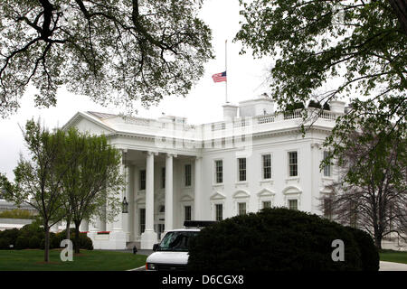 Washington DC, USA. 15 avril, 2013. Le drapeau américain est abaissée mis en berne à la Maison Blanche, à Washington, D.C. pour honorer les victimes de la tragédie à Boston, le mardi 16 avril, 2013. Crédit : Dennis Brack / Piscine via CNP/dpa/Alamy Live News Banque D'Images