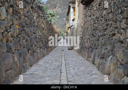 Pierre Inca canaux à eau dans les rues de Puno, Pérou Banque D'Images