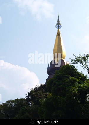 Phra Mahathat temple Doi Intanon Napapolphumisiri sur la montagne, Chiang Mai, Thaïlande. Banque D'Images