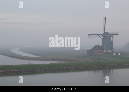 Moulin à vent hollandais dans la brume sur l'île de Texel Banque D'Images