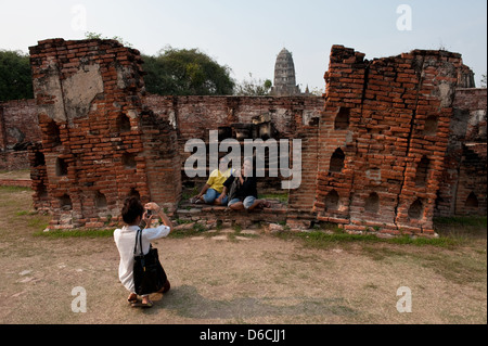 Ayutthaya, Thaïlande, un touriste photographié à Wat Maha That Banque D'Images