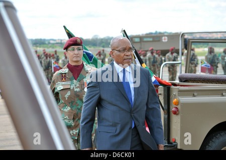Le Président de l'Afrique du Sud en arrivant à la parade militaire 2012 Awards tenue à Airforce Base Waterkloof à Pretoria, Afrique du Sud. Banque D'Images