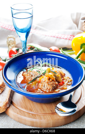 Soupe aux légumes avec boulettes Banque D'Images