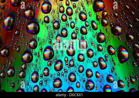 Waterdrops macro fond multicolore propre Banque D'Images